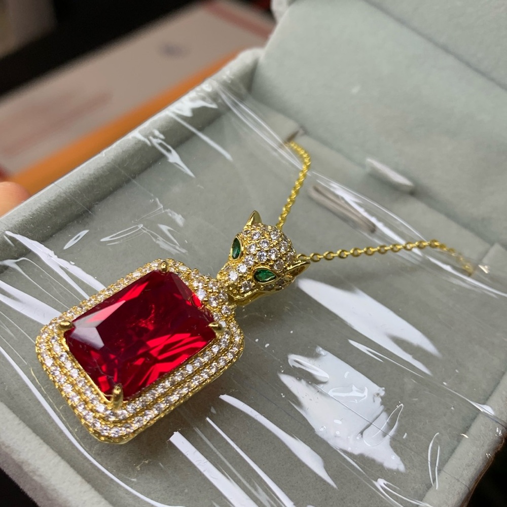 #032 necklace red gemstone with leopard head